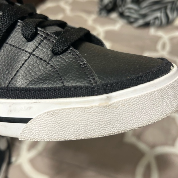 Women’s black and white Nike shoes - Picture 2 of 5